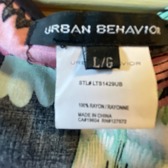 Women floral dress, short length with pockets like new size lg - Picture 3 of 3